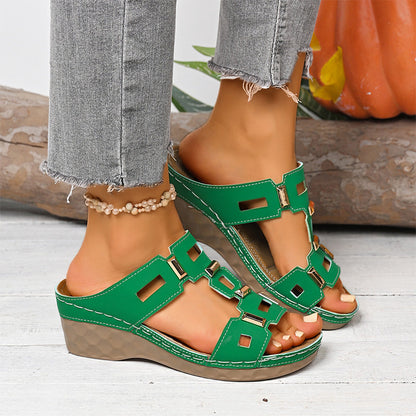👡☁️ Kényelmes, lyukacsos éksarú – Retro stílusú nyári szandál, amely magasságot ad és szellős viseletet biztosít ✨