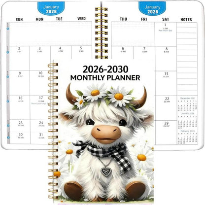 Öt év egyetlen tervezőben – 2026-tól 2030-ig minden fontos esemény nyomon követhető – 2026–2030 havi tervező aranyos hegyvidéki marha mintával – Utánvéttel! 📅